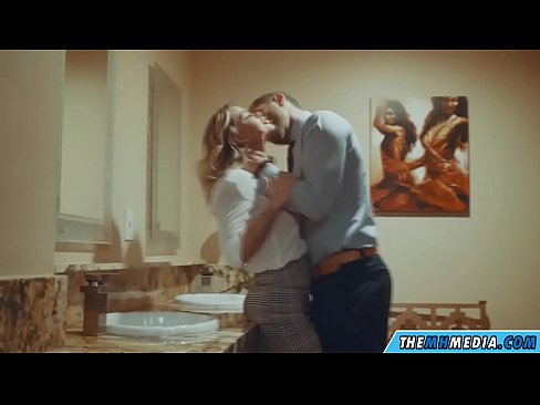 ❤️ Nigbati bilondi ti oyan ba tan ọ ni yara isinmi ti gbogbo eniyan ️ Iwa onihoho furo ❌❤